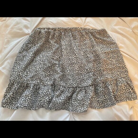 Flouncy Floral Skirt 🖤 (bundle it!) - Picture 2 of 3